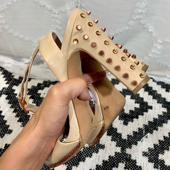 Vince Camuto Altman gold Studded nude heels size 8 - Picture 6 of 10